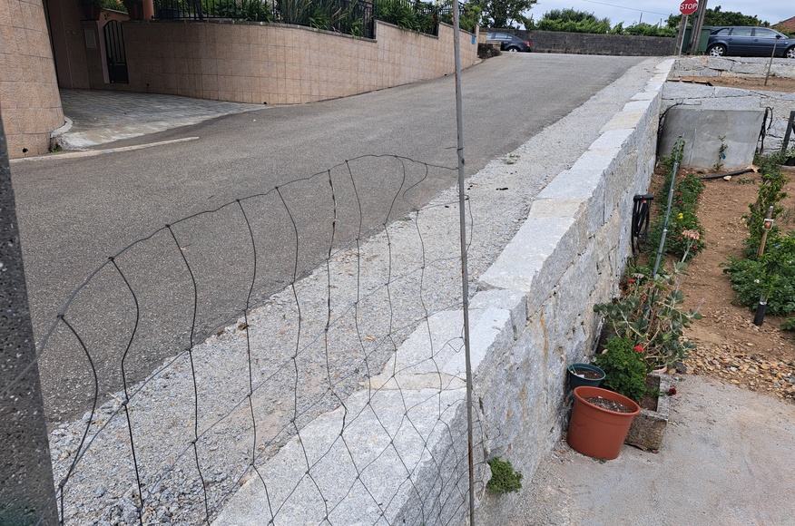 Construção de muro de suporte na Rua da Roseira-Pousadas